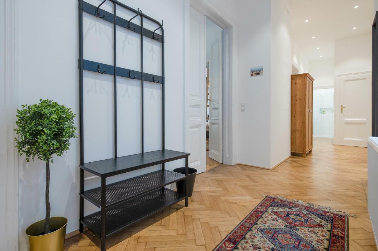 Grand Soho II Apartment Виена Екстериор снимка