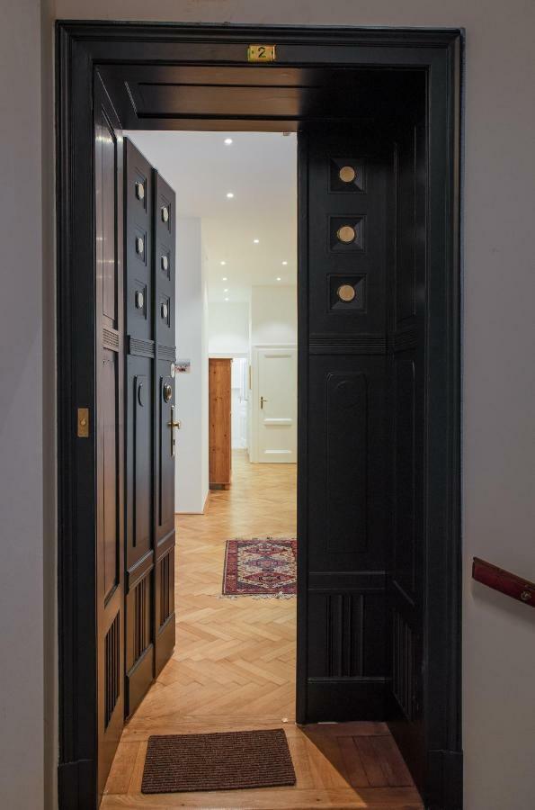 Grand Soho II Apartment Виена Екстериор снимка